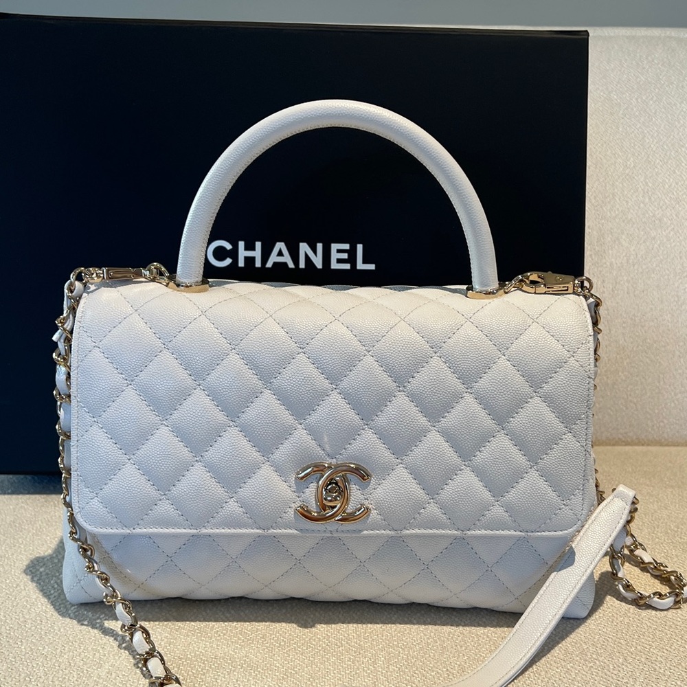 Chanel 22p white medium coco handle